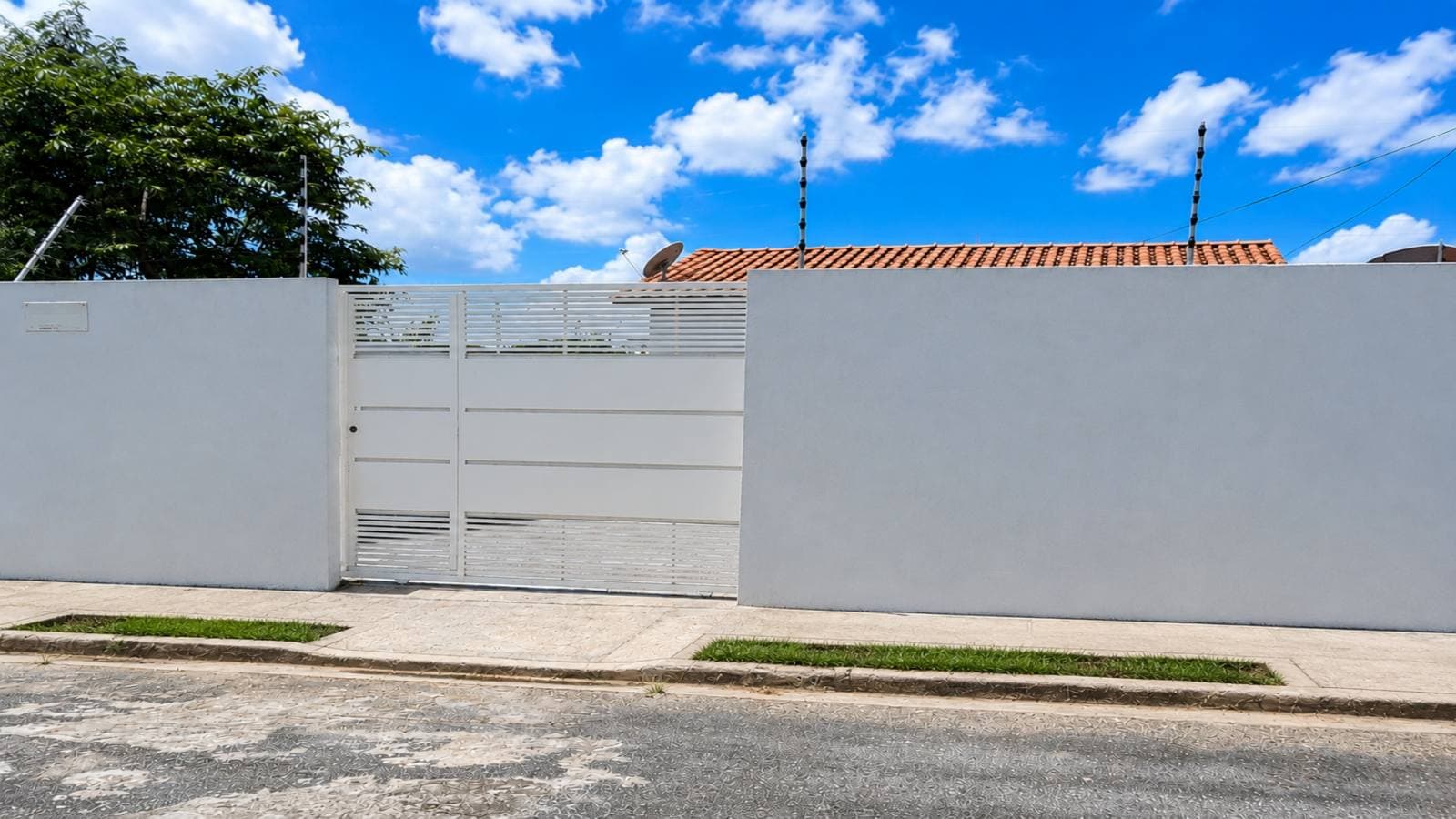 VENDO CASA RECÉM REFORMADA PORCELANATO ÁREA COBERTA NOS FUNDOS - SANTA TEREZINHA REGIÃO DO CÓXIPO CUIABÁ-MT.